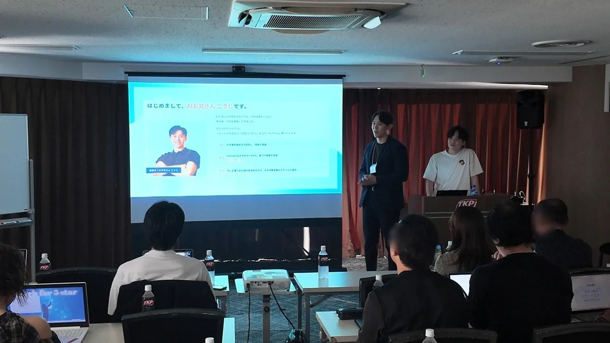 参加者の前であいさつするAIお兄さん こうじ