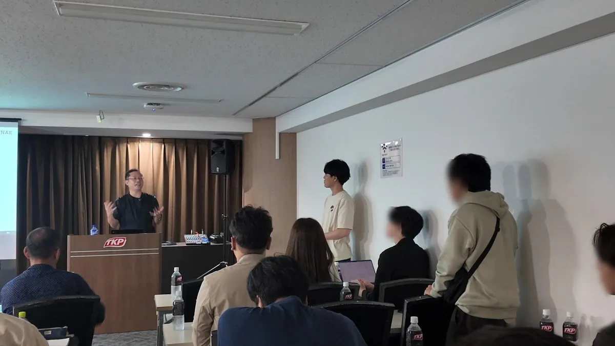 山崎さんの講義を聞く参加者たち