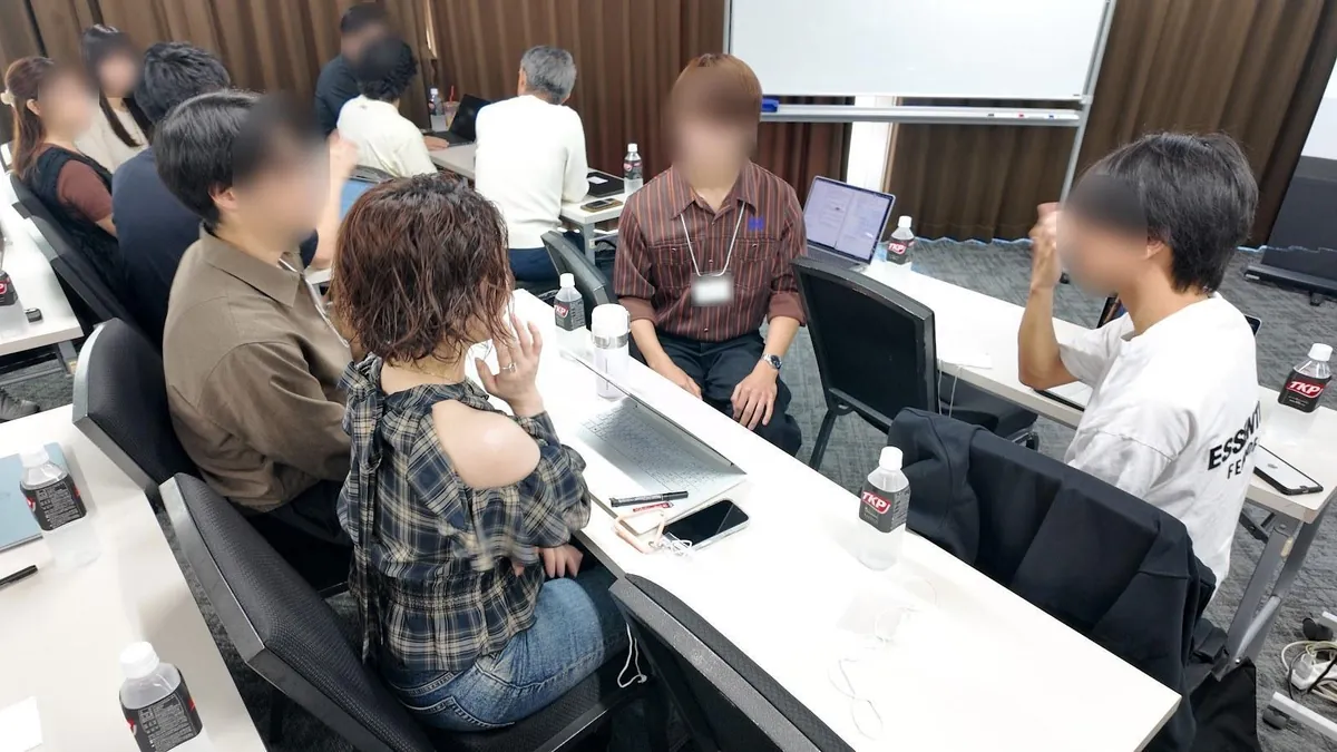 同じ机の参加者同士で自己紹介をしている様子