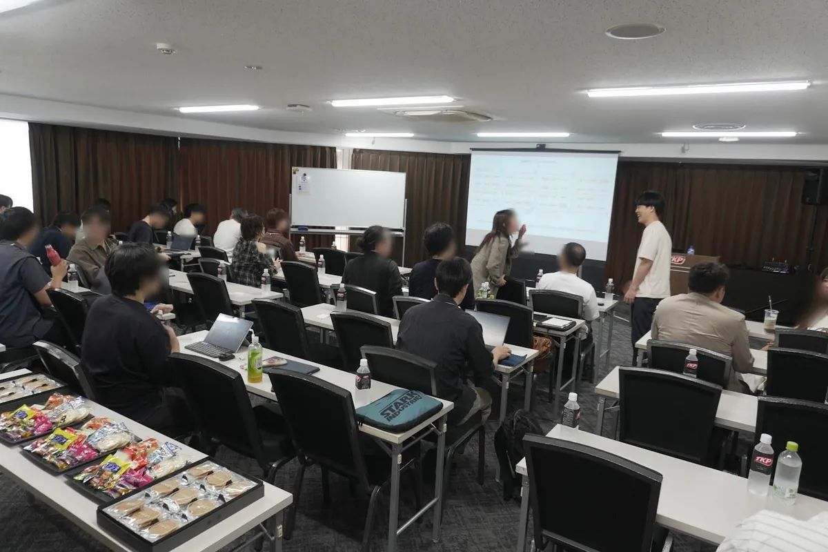 開場直後の会場。手前の机にお菓子が並んでいる