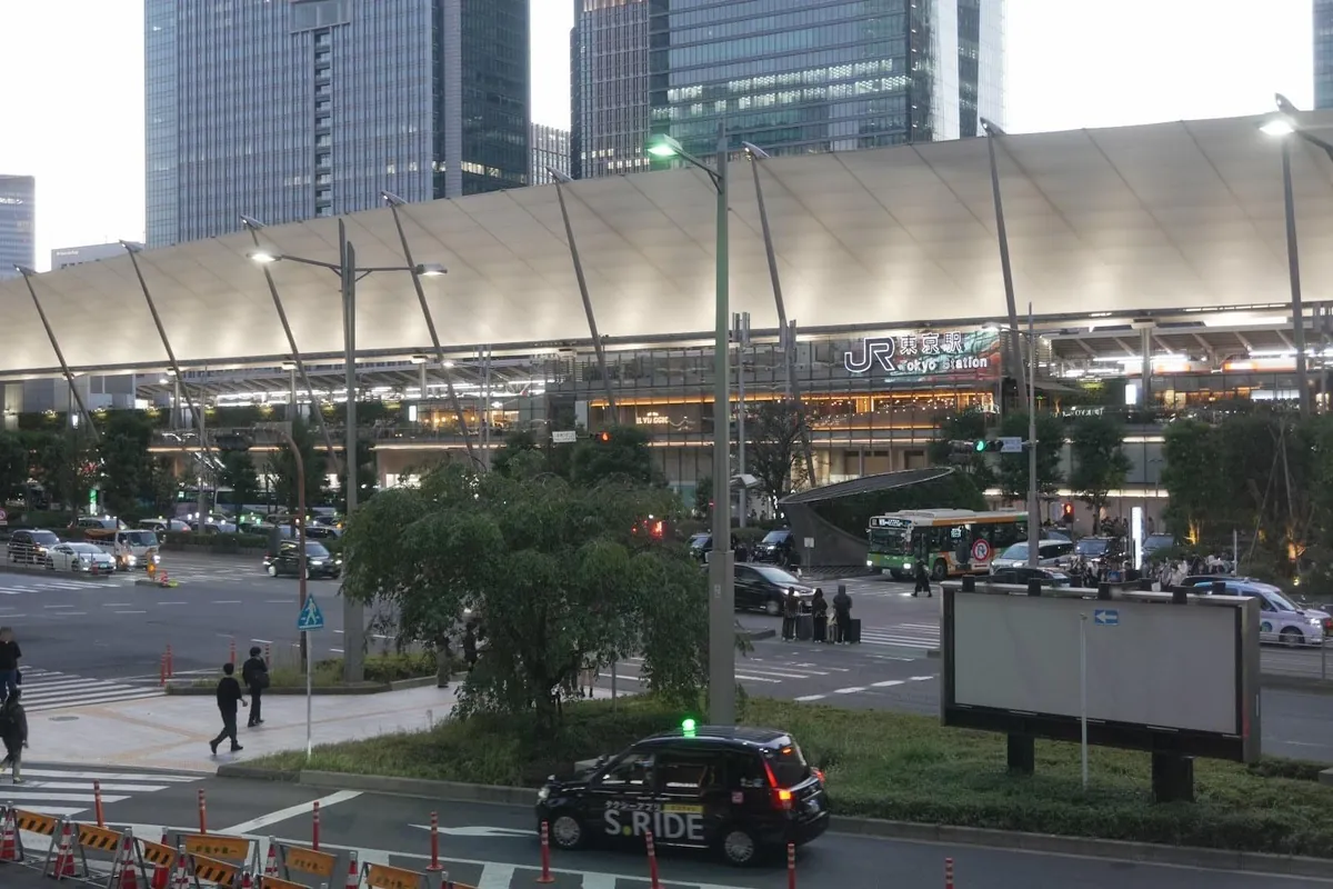会場の窓から見た東京駅周辺の景色