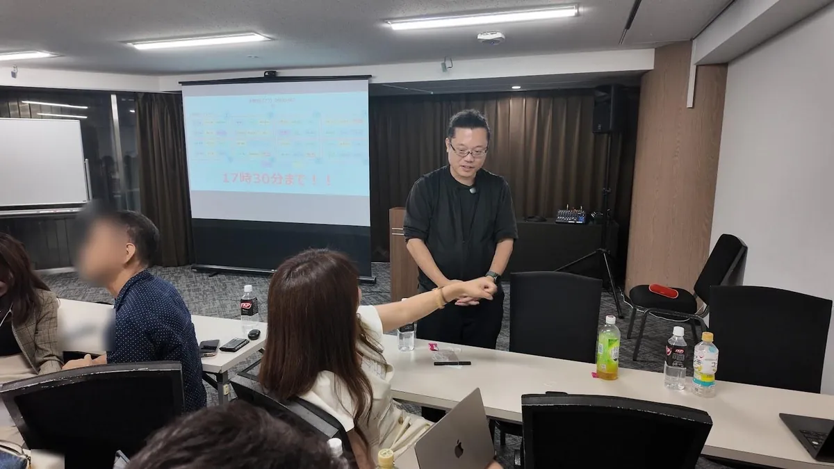チームの相談にのる山崎さん